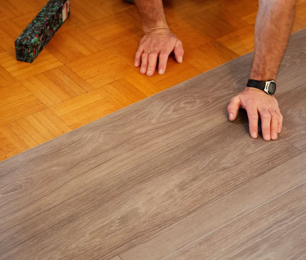 Professionelle Verlegung von Vinyl in deiner Wohnung